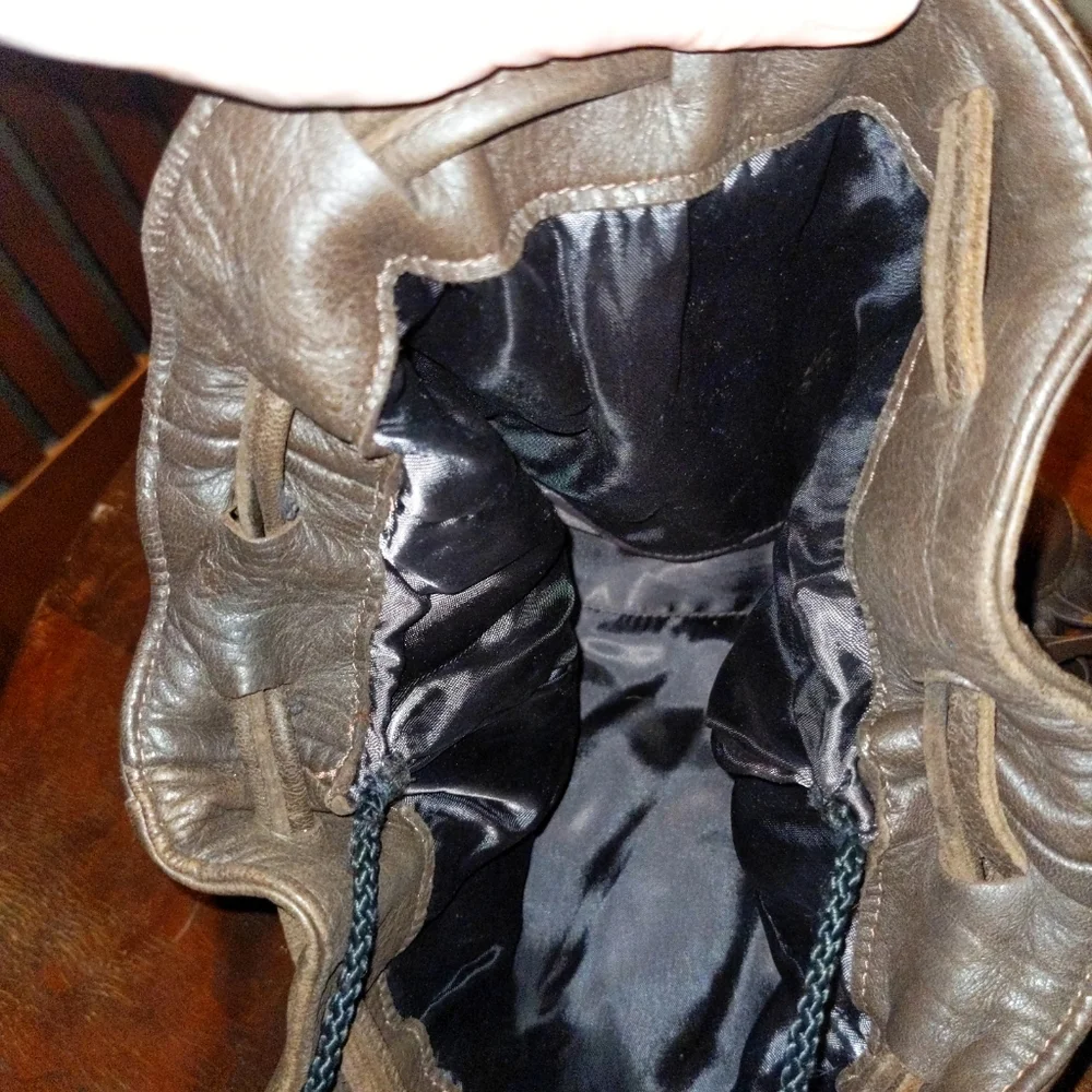 Vintage leather cinch bag with fringed trim - Picture 8 of 9